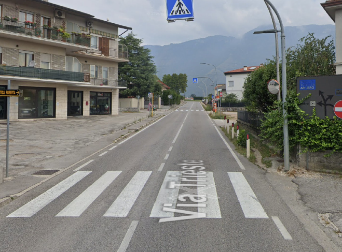 L'incidente è avvenuto lungo uno dei numerosi attraversamenti pedonali di via Trieste