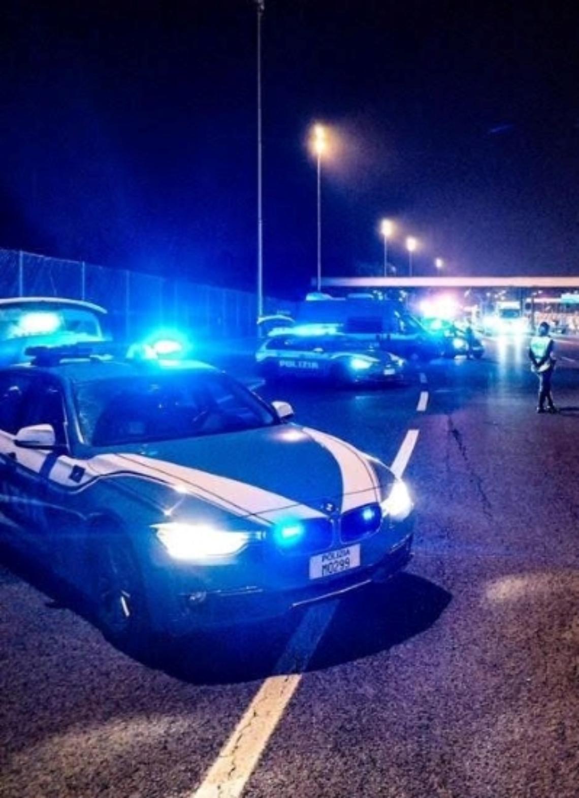 Auto rubata travolge un agente all'area di servizio Tesina: caccia al fuggitivo lungo l'A4
