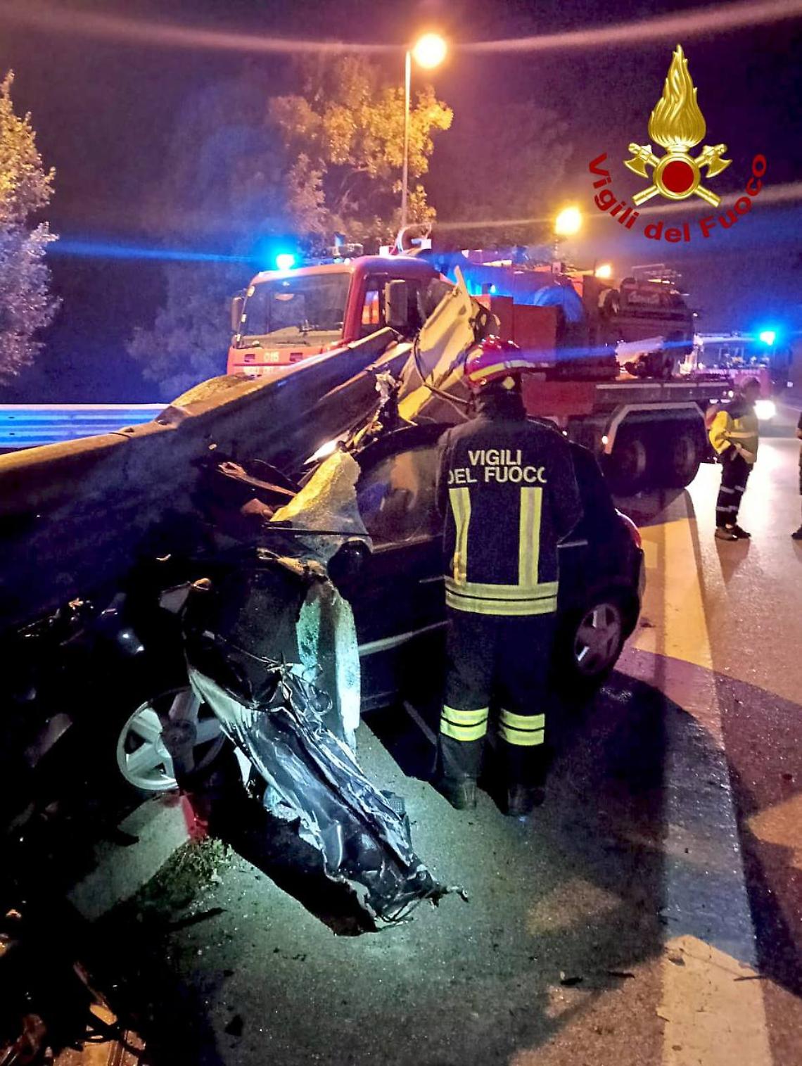 Limena, auto contro la cuspide del guardrail in tangenziale: conducente illeso