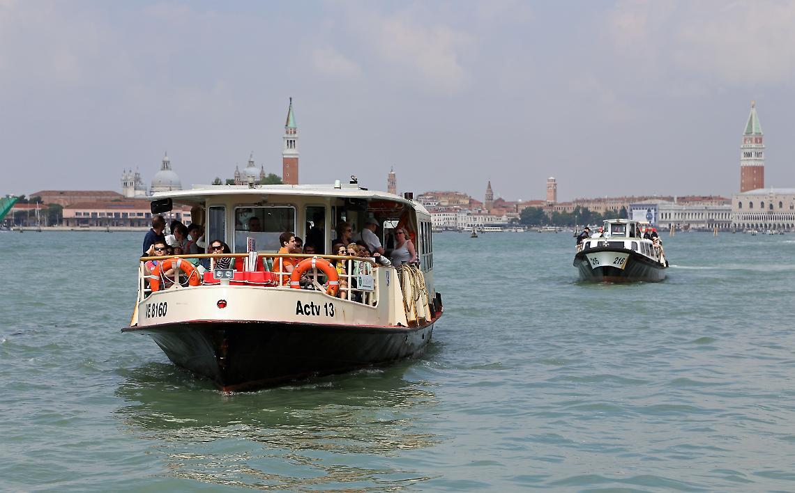 Venezia, miracoloso salvataggio sul vaporetto: poliziotti rianimano turista in arresto cardiaco a Rialto