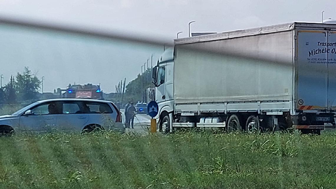 Incidente a Costa di Rovigo: camion di paglia in fiamme blocca la statale