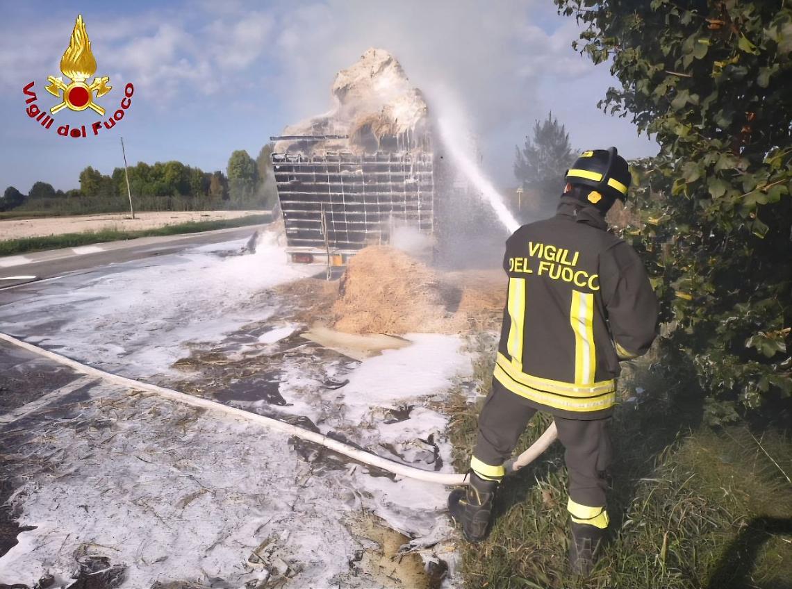 Incendio a Villanova del Ghebbo: autorimessa in fiamme, Vigili del Fuoco in azione