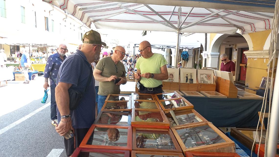 Mirano, torna il mercatino degli "Oggetti dei nonni", tra vintage e curiosità