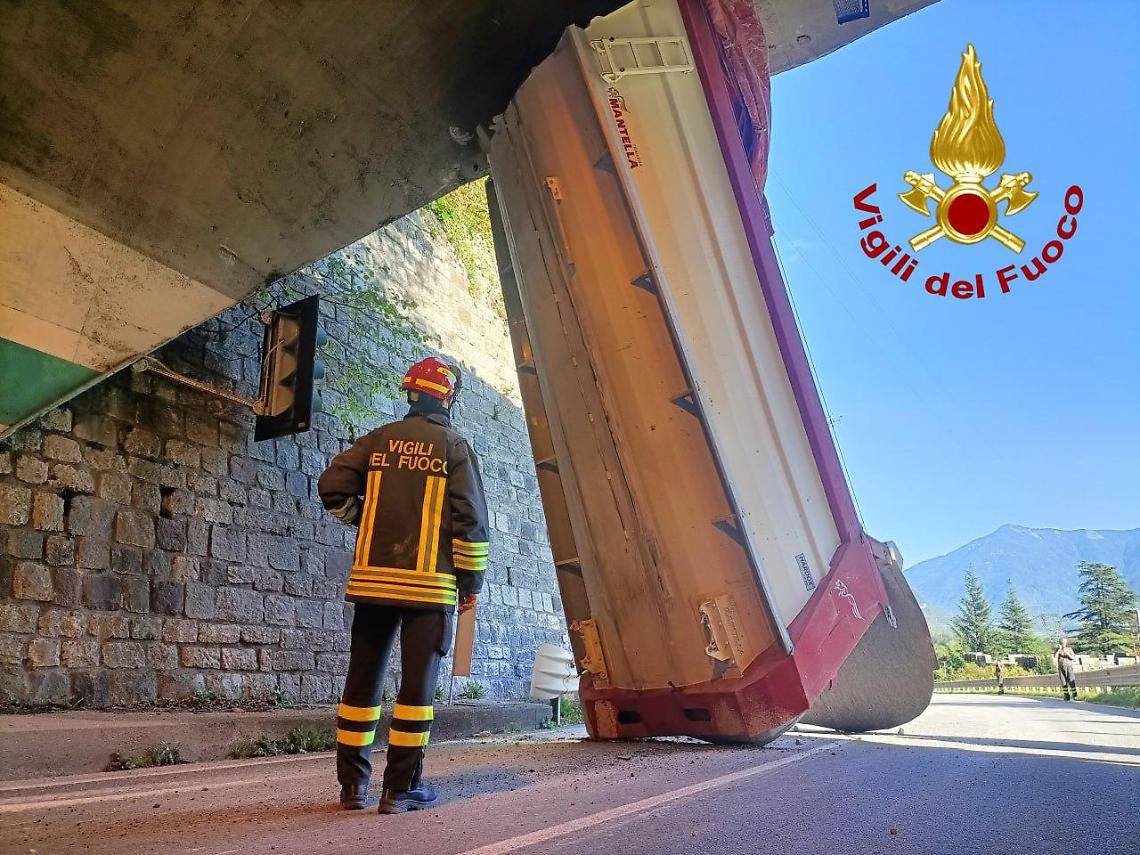 Autocarro si incastra nella galleria Pedesalto: traffico paralizzato per ore a Fonzaso