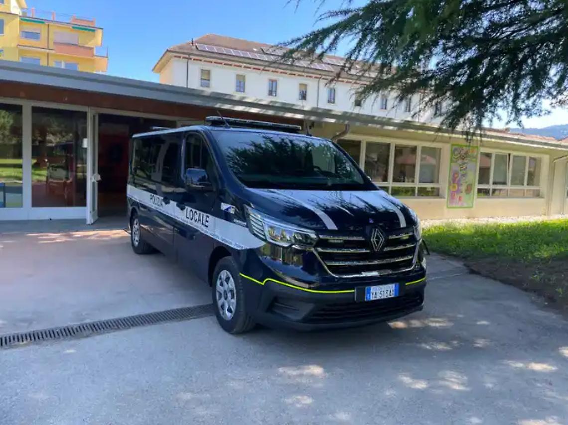 Inseguimento in citt&agrave;: giovane guida ubriaco, causa incidente e viene fermato dalla Polizia locale