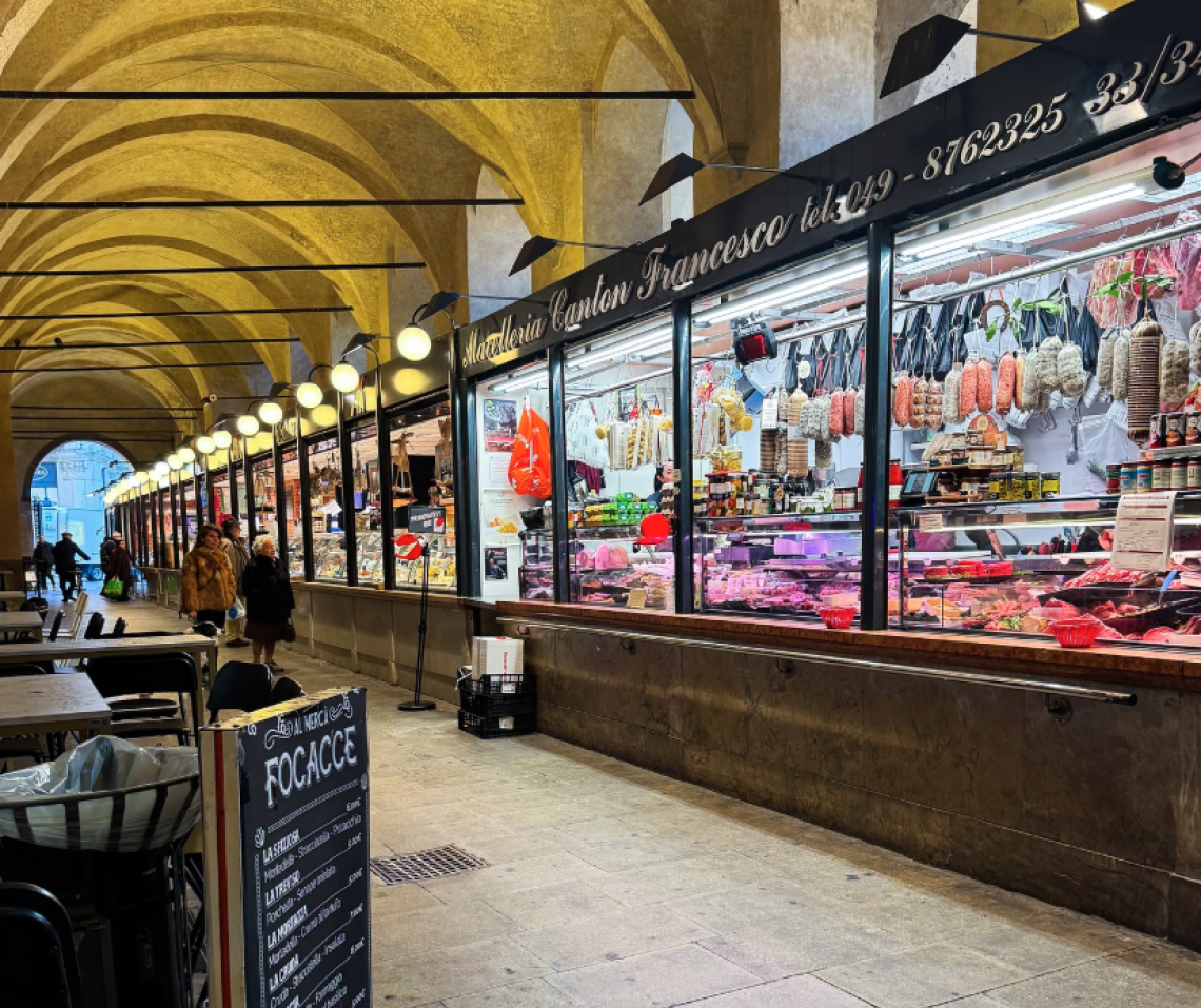 Sotto il Salone, sopra ogni tempo: le 5 curiosità che rendono unico il mercato coperto di Padova