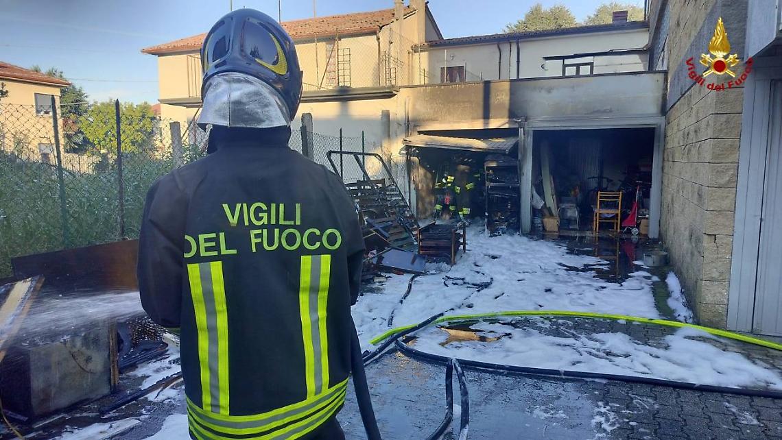 Fiamme in un complesso di garage a Vicenza: Vigili del Fuoco evacuano i residenti, sei al pronto soccorso