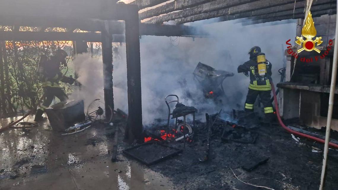Loreggia, incendio di un deposito privato