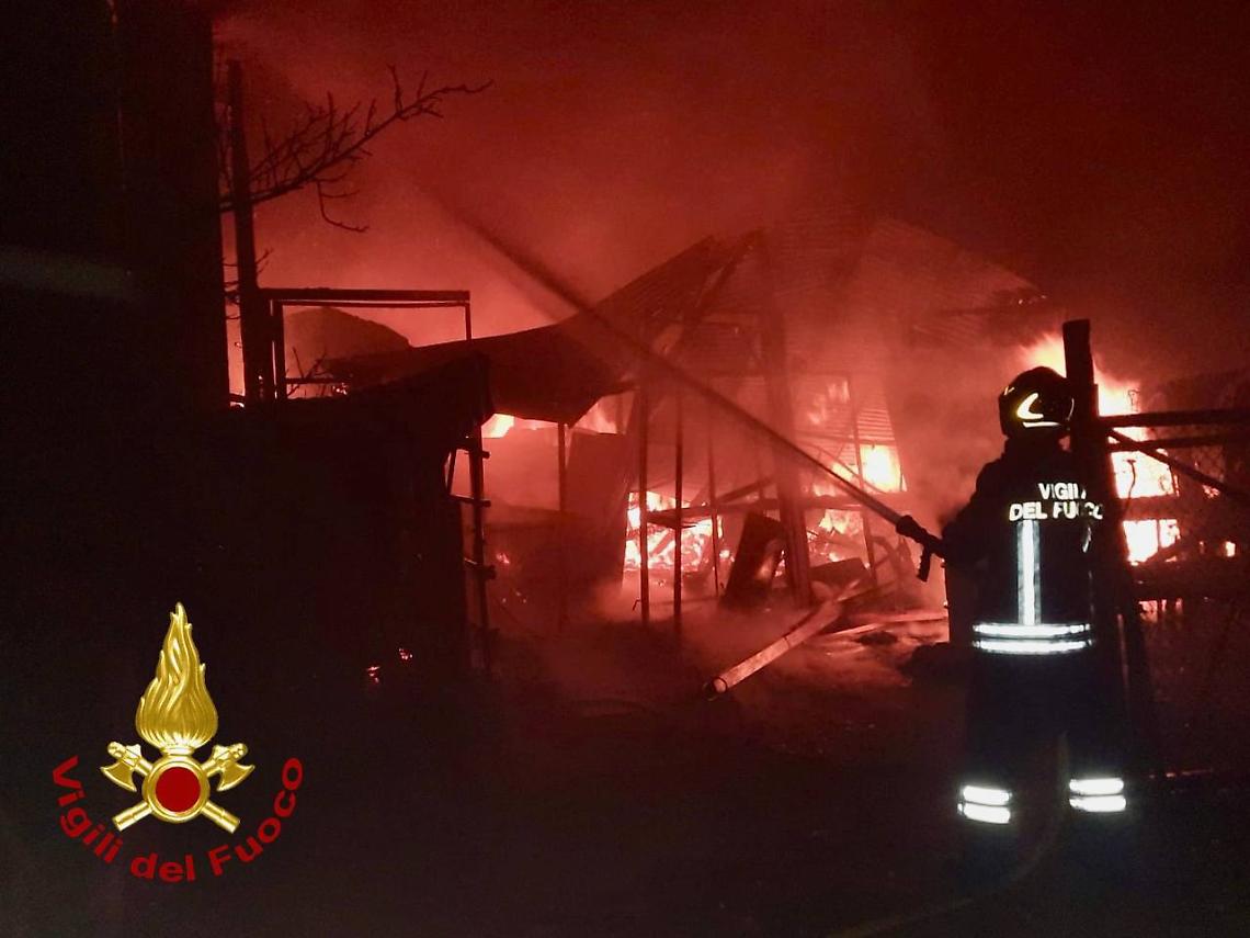 Incendio nella notte a Rustega di Camposampiero: in fiamme un capannone agricolo, nessun ferito