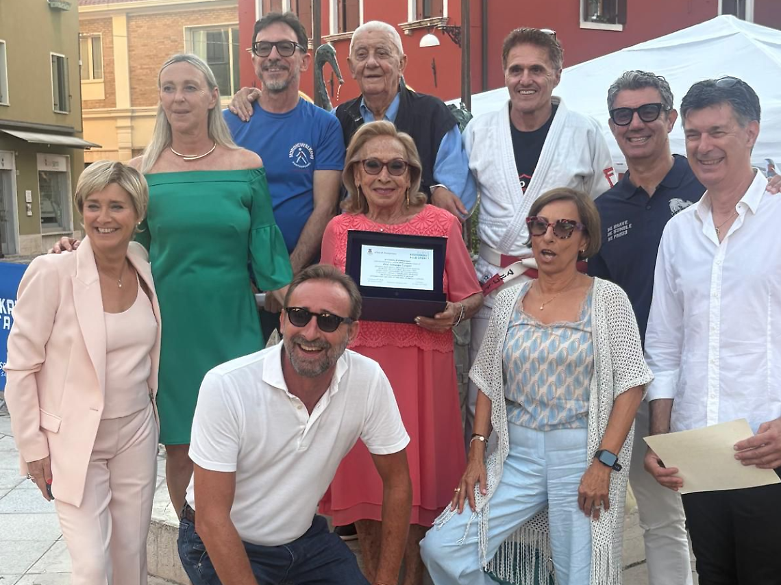 Giuseppe Campisi e la moglie Elena De Guilmi con i collaboratori che hanno interagito con lui dal 1975