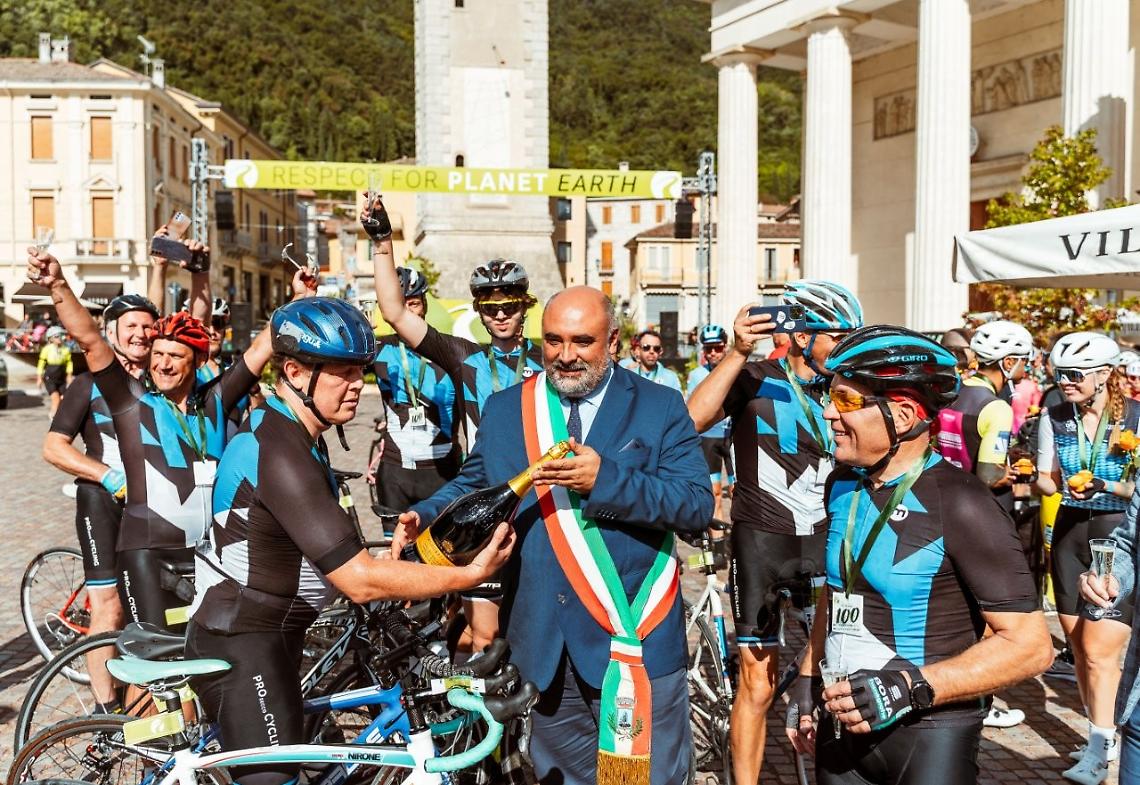 Il sindaco Luciano Fregonese in piazza con i ciclisti