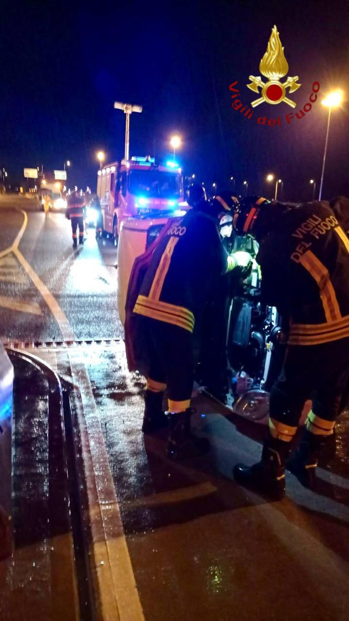 Paura al casello della Pedemontana: auto si ribalta, 79enne esce illesa