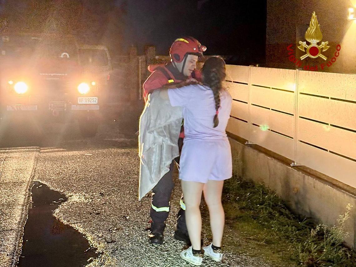Trebaseleghe, madre e neonato bloccati in auto: salvati dai soccorritori