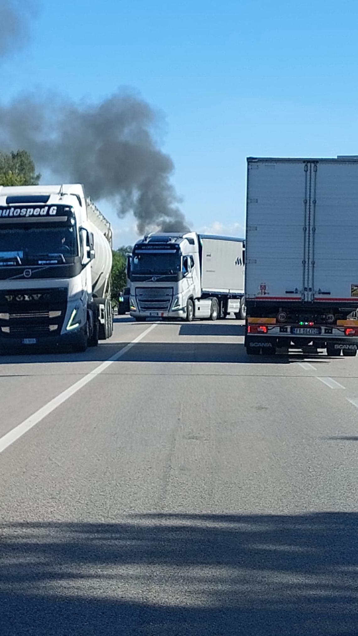 Cittadella bloccata: camion prende fuoco sulla Ss53, esplosioni e caos traffico