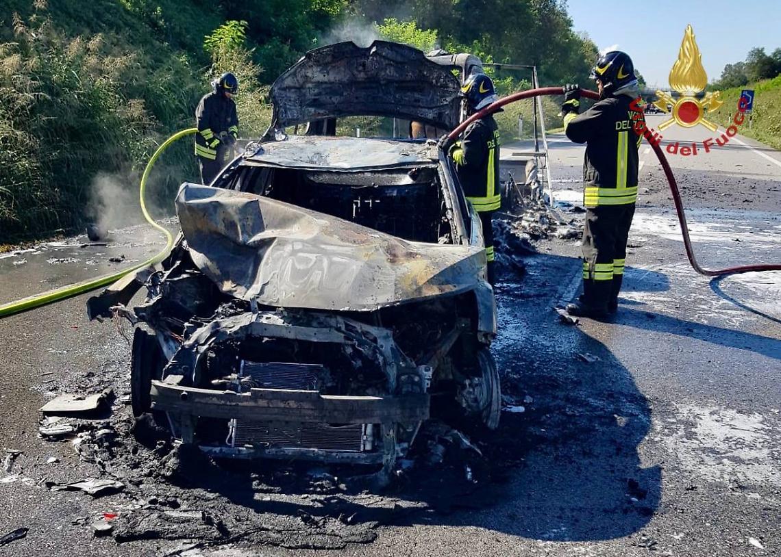 Incidente e incendio sulla SR 53 a Cittadella: a fuoco un furgone e un'auto