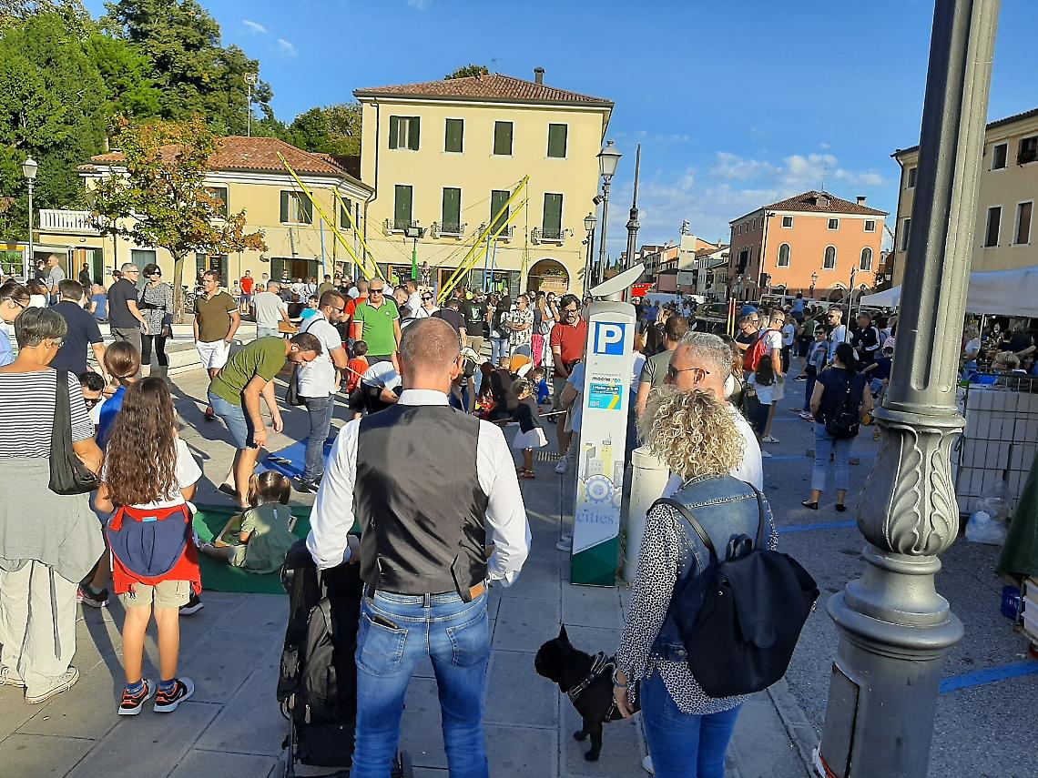 A piedi in centro a Mirano, una domenica di festa