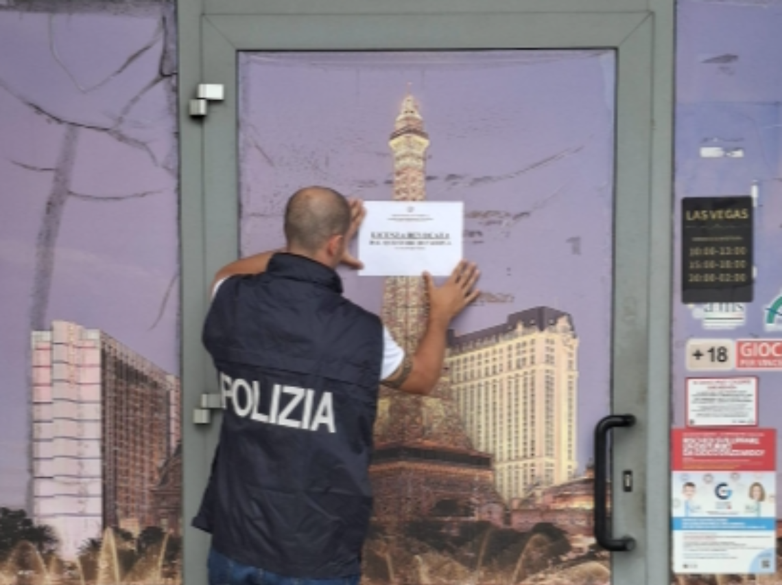 Un agente notifica la chiusura del locale