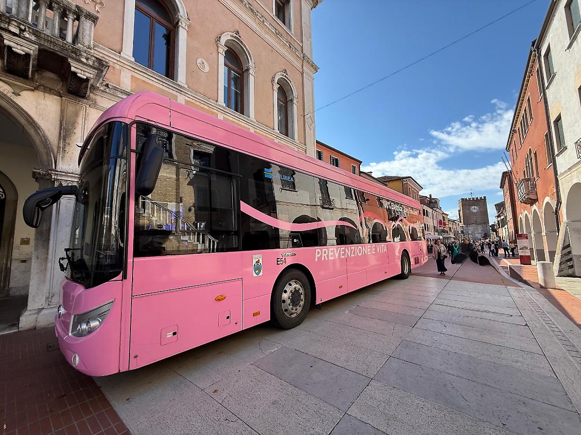 Autobus e vaporetto rosa in viaggio per l'Ottobre Rosa: prevenzione su strade e canali in tutta la provincia di Venezia