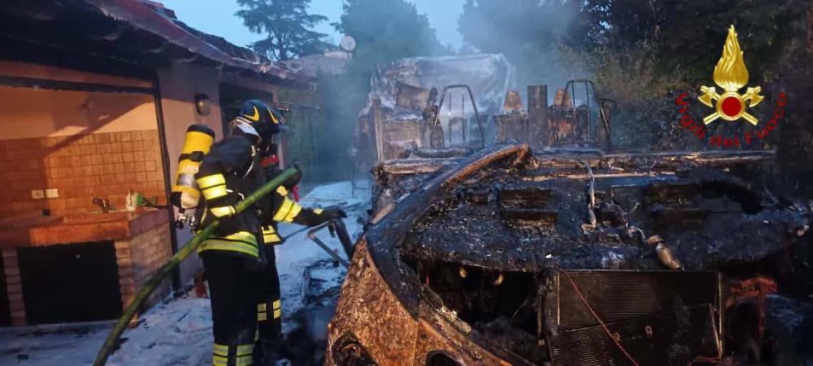 Oderzo, camper in fiamme nel giardino di casa: rischio per l’abitazione