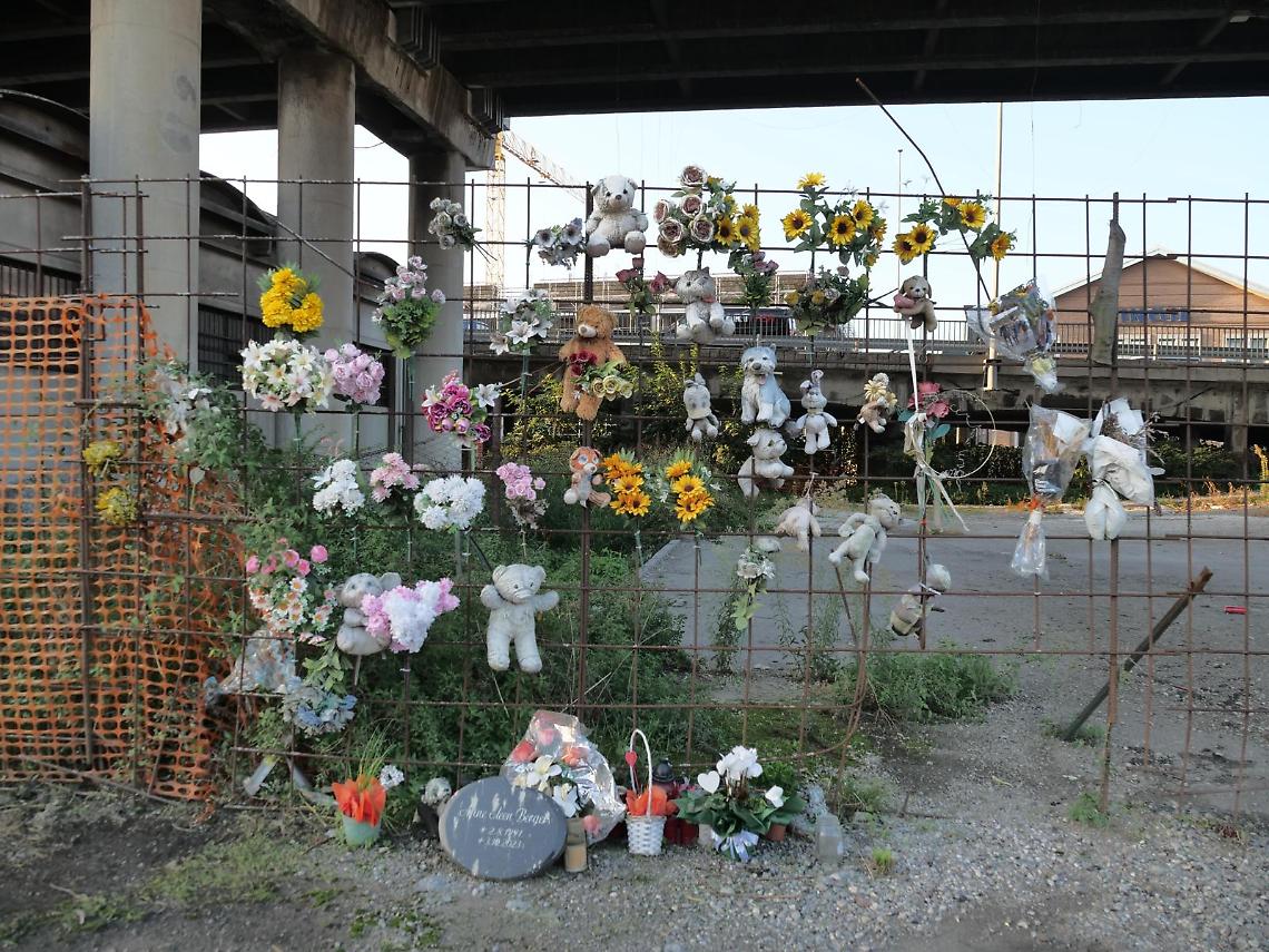 Foto dei fiori lasciati in ricordo delle vittime