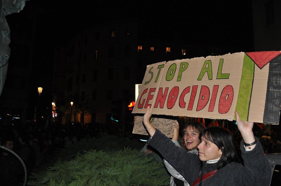 Treviso e Conegliano: migliaia in corteo per la pace, accese fiaccole davanti agli ospedali