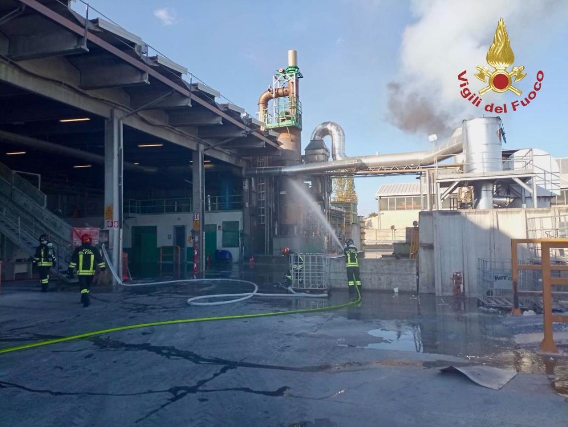 Ceneselli, incendio in un’azienda di lavorazione plastica: fiamme partite da un macchinario