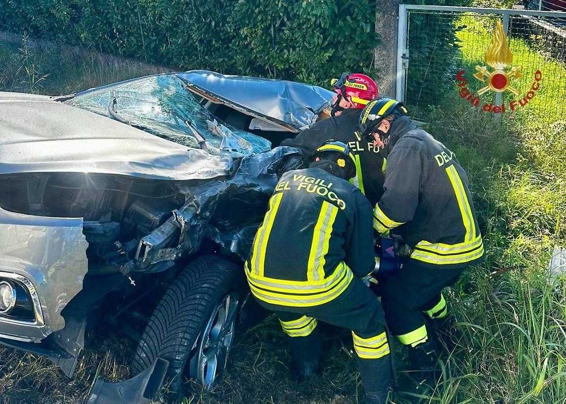 Fossalta di Portogruaro, scontro tra auto e tir sulla SS14: anziano estratto dalle lamiere