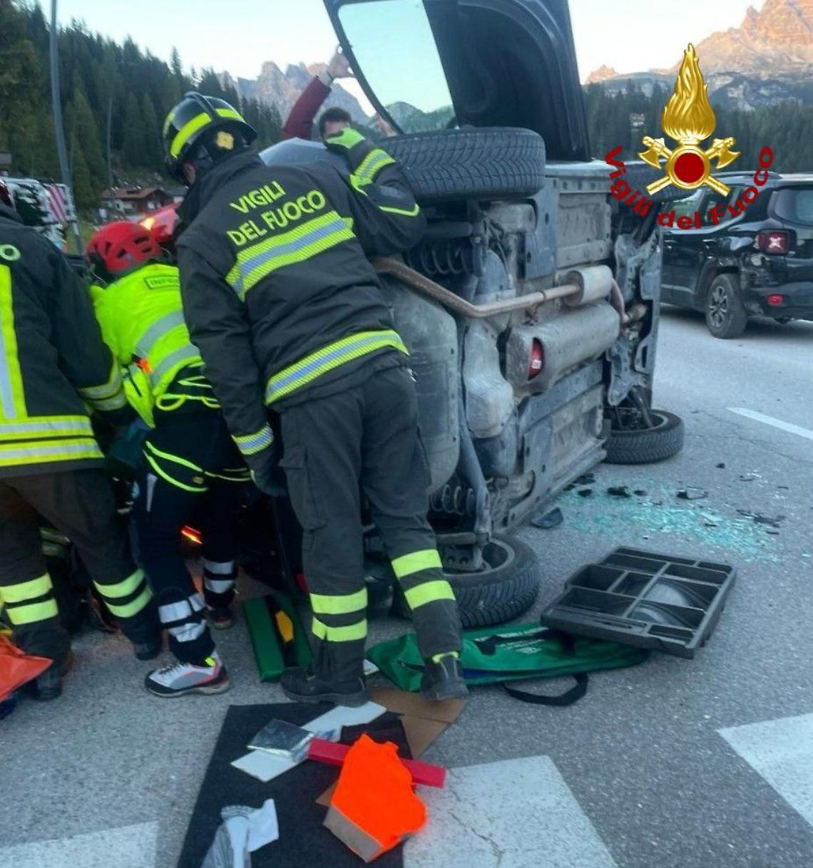 Schianto a Misurina, auto si ribalta sulla SR49: due feriti, uno incastrato nell’abitacolo