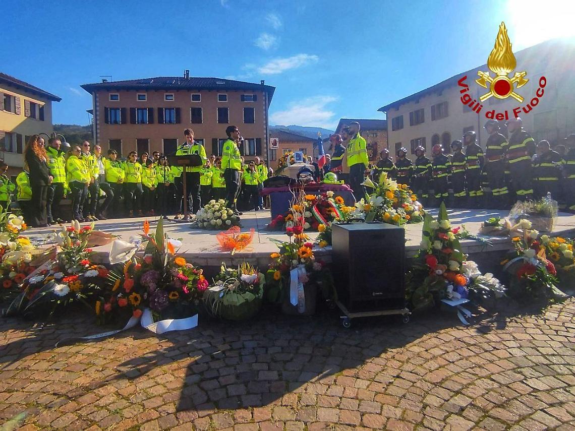Lentiai saluta Daniel Pastorello, vigile del fuoco e infermiere: commiato laico in una piazza colma di dolore e riconoscenza
