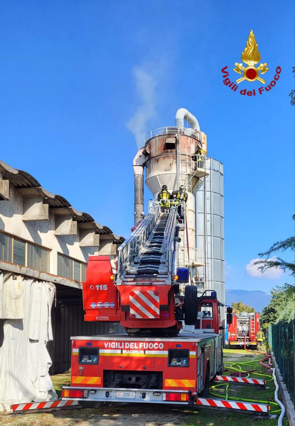 Incendio nel silos di una falegnameria a Rosà: intervento tempestivo dei Vigili del Fuoco evita il peggio