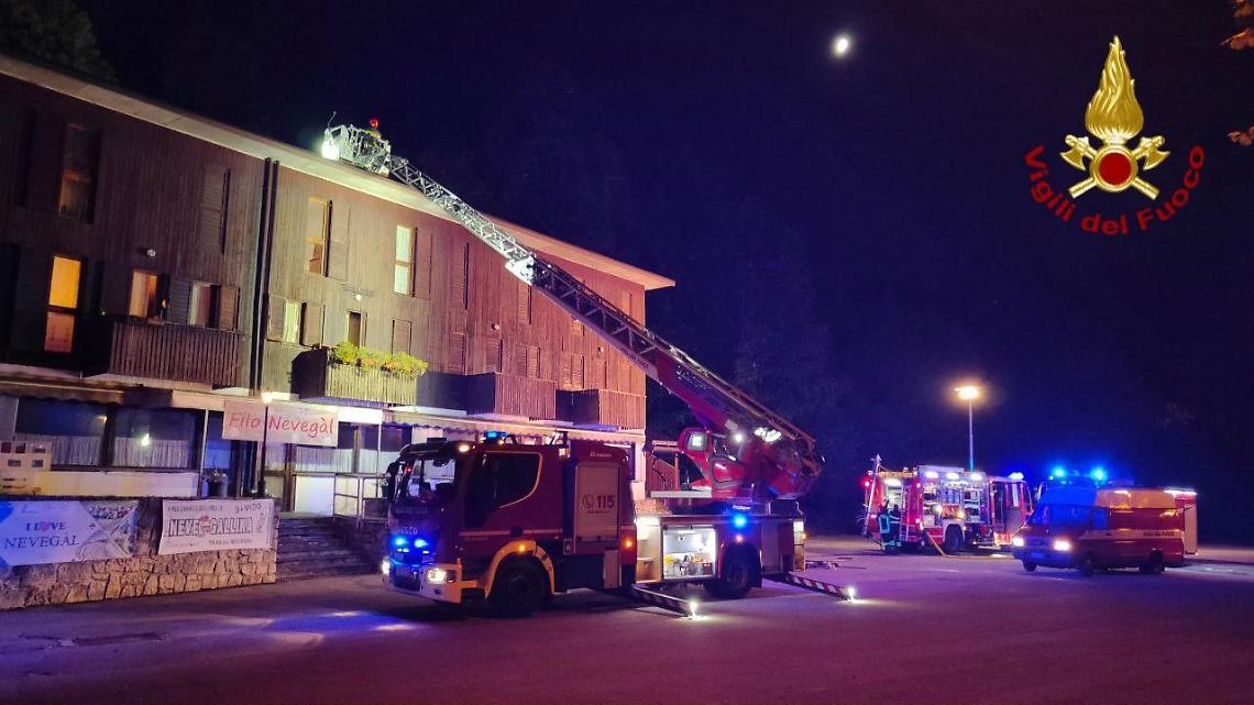 Incendio a Belluno, fiamme sulla copertura di un edificio al Nevegal