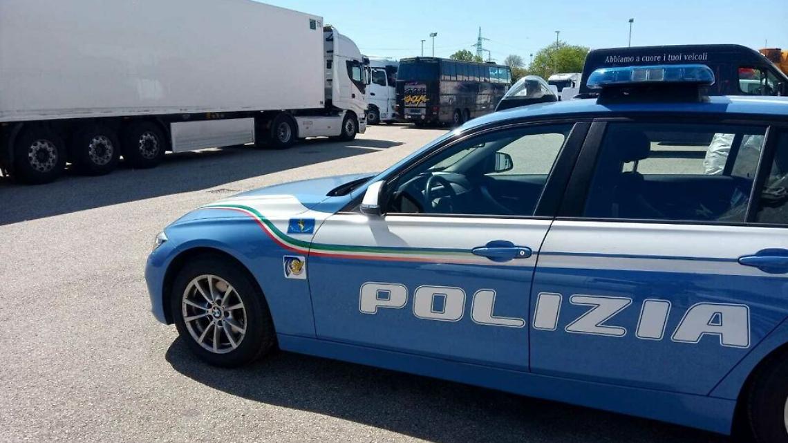 Trasporta pala gommata rubata sull’A4: camionista arrestato con documenti falsi