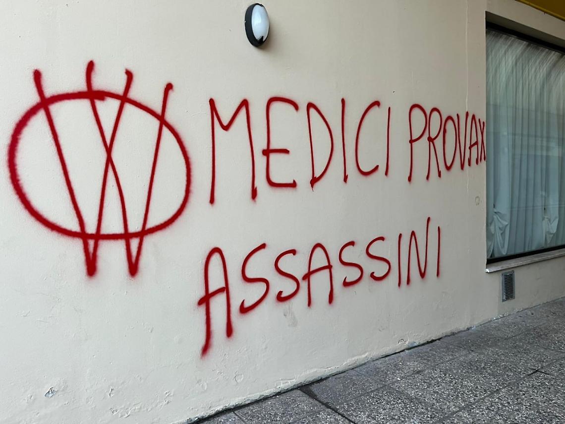 Vicenza, scritte No Vax sulla sede vaccinale: dura condanna del Comune