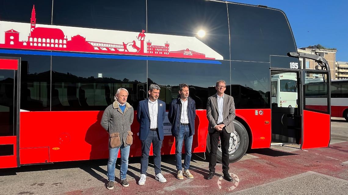 Presentazione dei nuovi bus a due piani