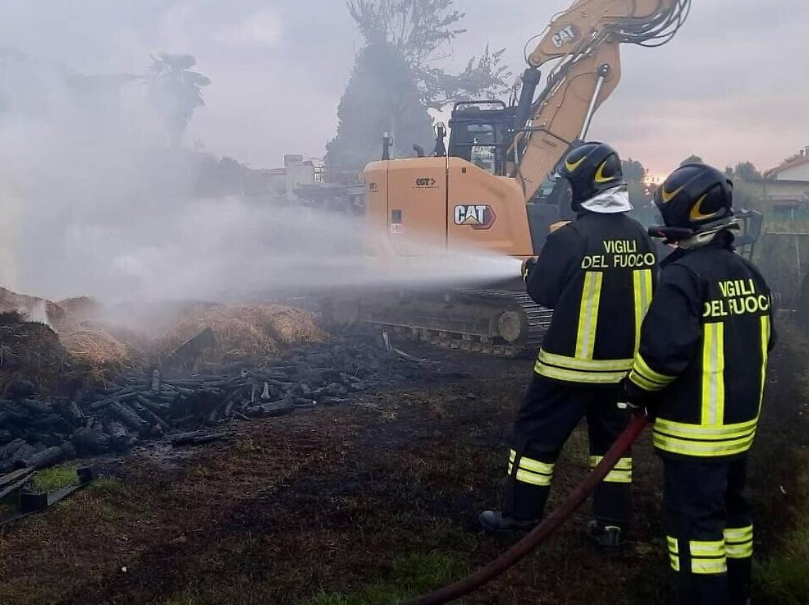 Incendio nella notte: capannone agricolo distrutto, nessun ferito