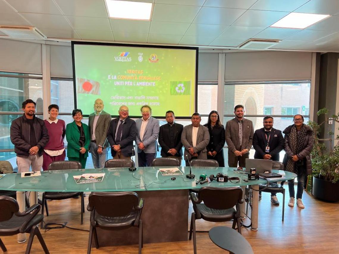 Foto dell'incontro con la comunità bengalese