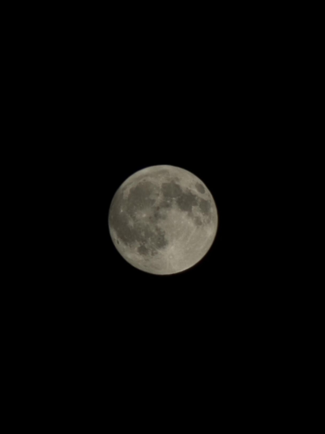 La superluna del raccolto incanta il mondo: un fenomeno astronomico da ammirare