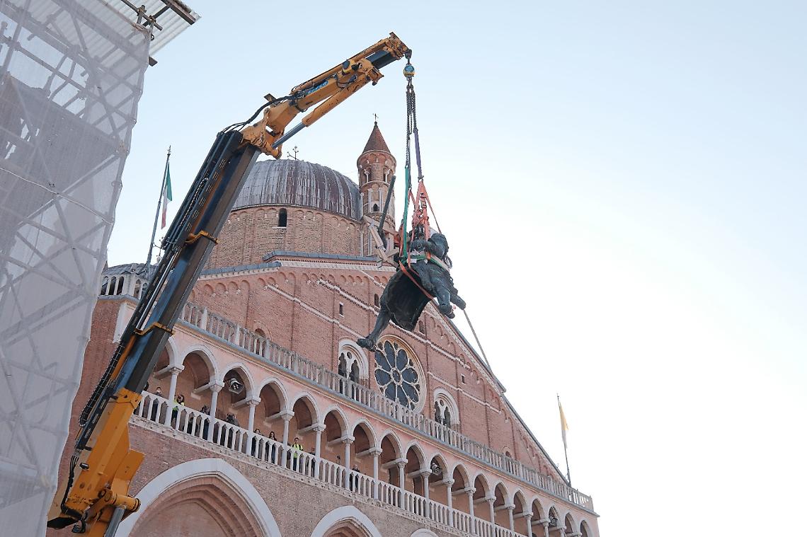 Padova, al via lo spostamento della statua equestre del Gattamelata