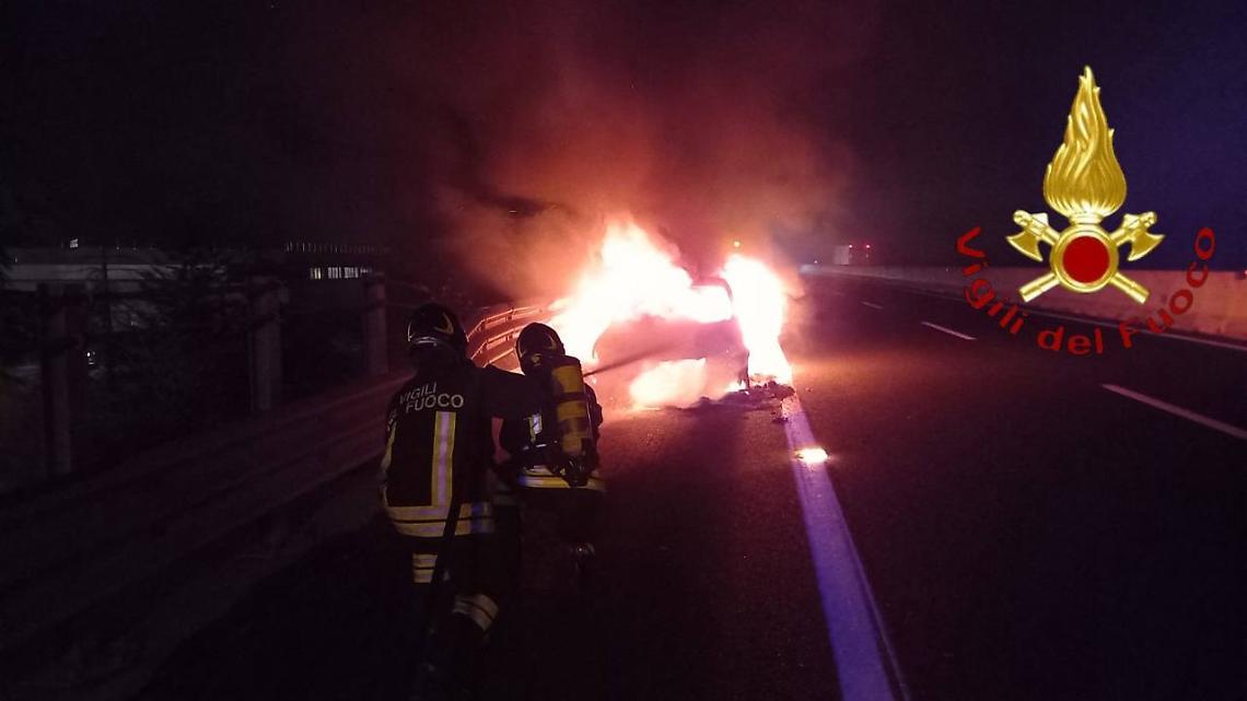 Veneziano, auto prende fuoco nella notte sull’A4: nessun ferito