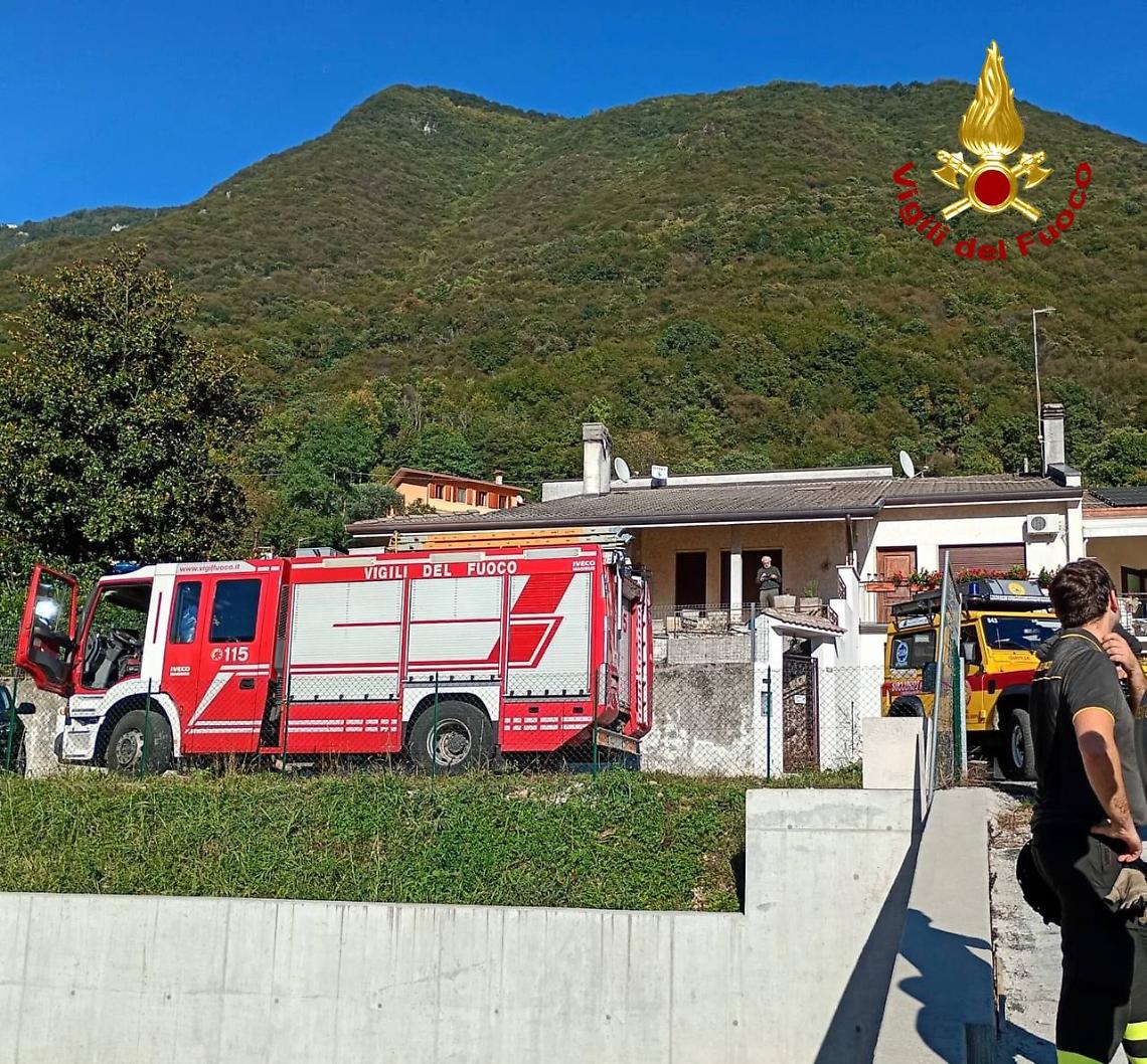 Parapendista resta sospesa su un albero a Solagna: salvata senza ferite