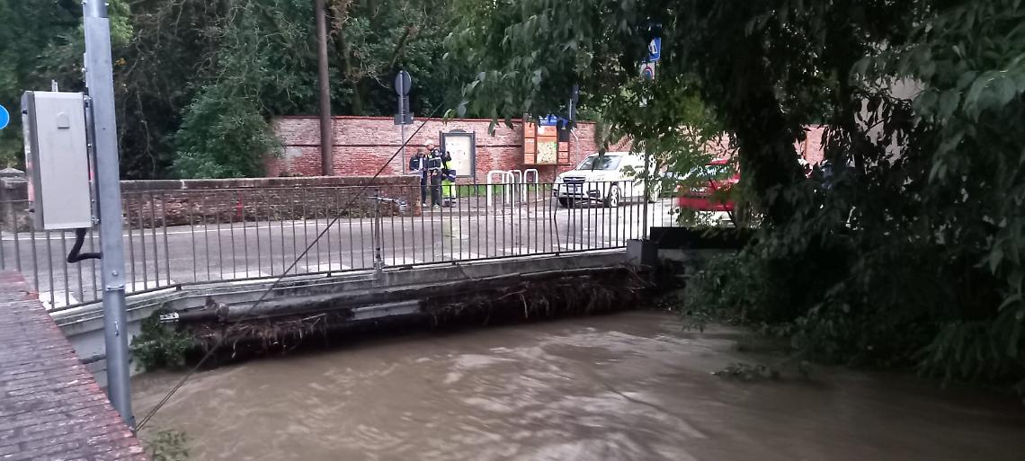 Avenale in piena al ponte della Regina Cornaro