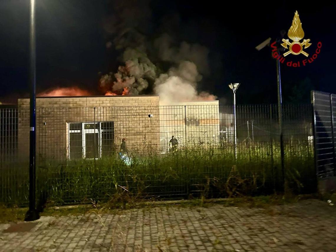 Fiamme all’alba in un’ex piscina dismessa a Porto Viro: intervento dei Vigili del Fuoco durato cinque ore