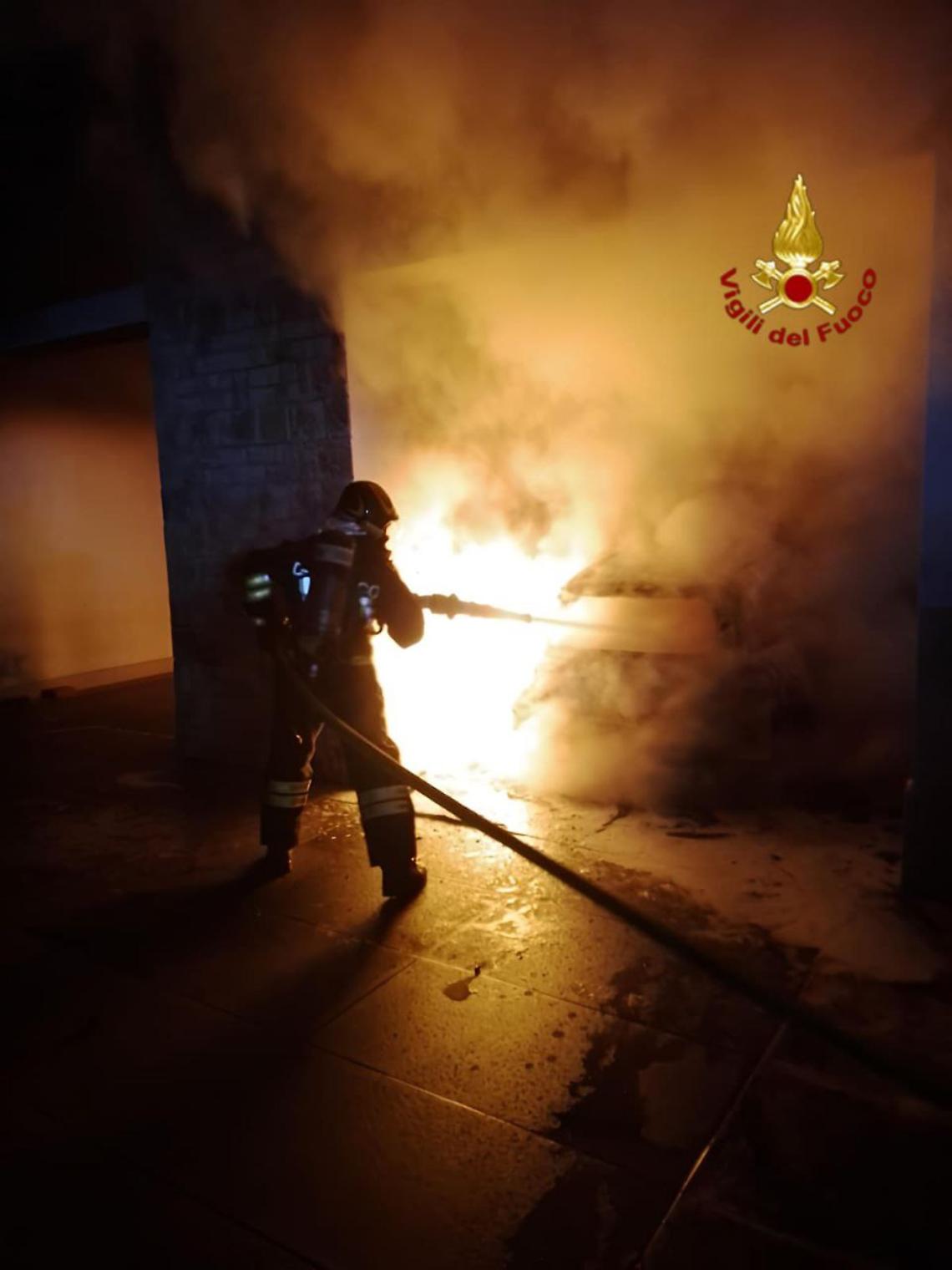 Auto in fiamme nella notte a Schio: intervento dei Vigili del Fuoco scongiura il peggio
