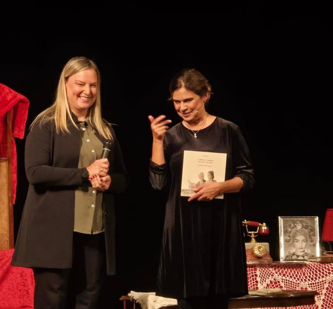 Debora Caprioglio incanta Cavarzere con “Callas D’Incanto” e nasce il biscotto dedicato al Maestro Serafin