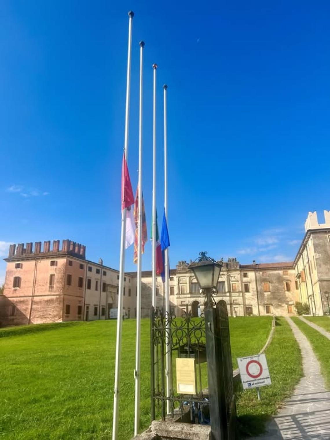 Lutto cittadino proclamato a Castel d’Azzano dopo la morte di tre carabinieri nell’esplosione di questa notte durante una perquisizione
