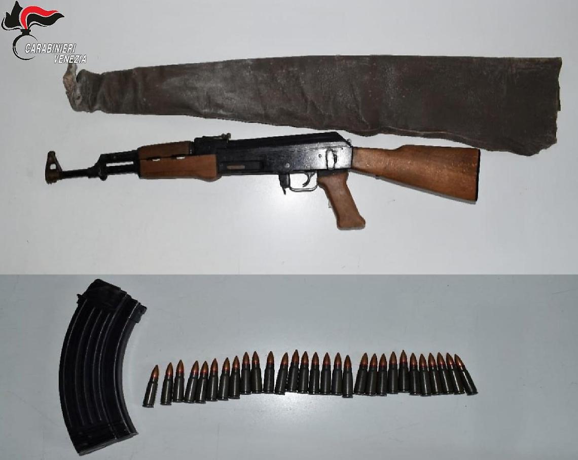 Cavarzere, arsenale nascosto in casa: arrestato 46enne per armi da guerra e maltrattamenti