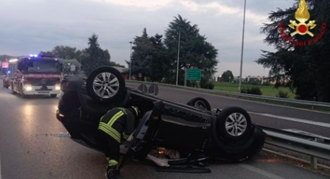 Paura in A31: auto si ribalta dopo il casello di Thiene, traffico in tilt