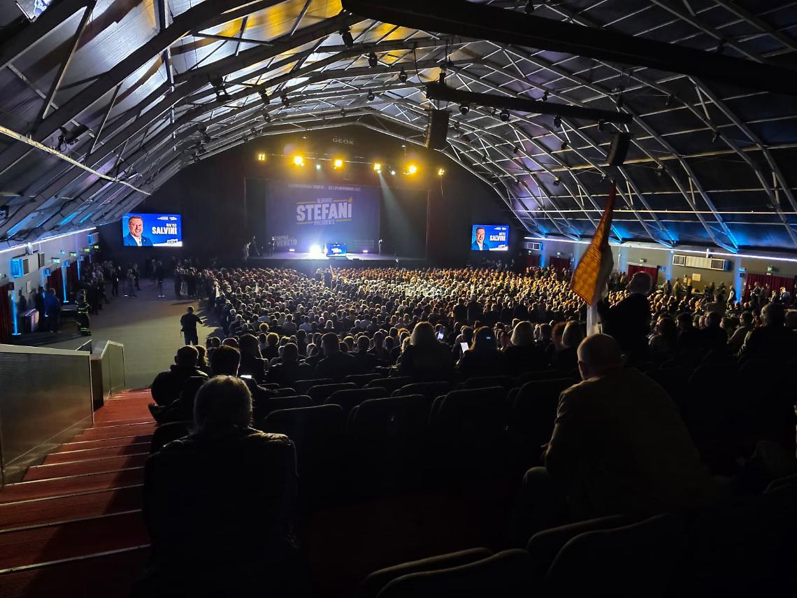 La platea del Pala-Geox gremita per il comizio di Stefani