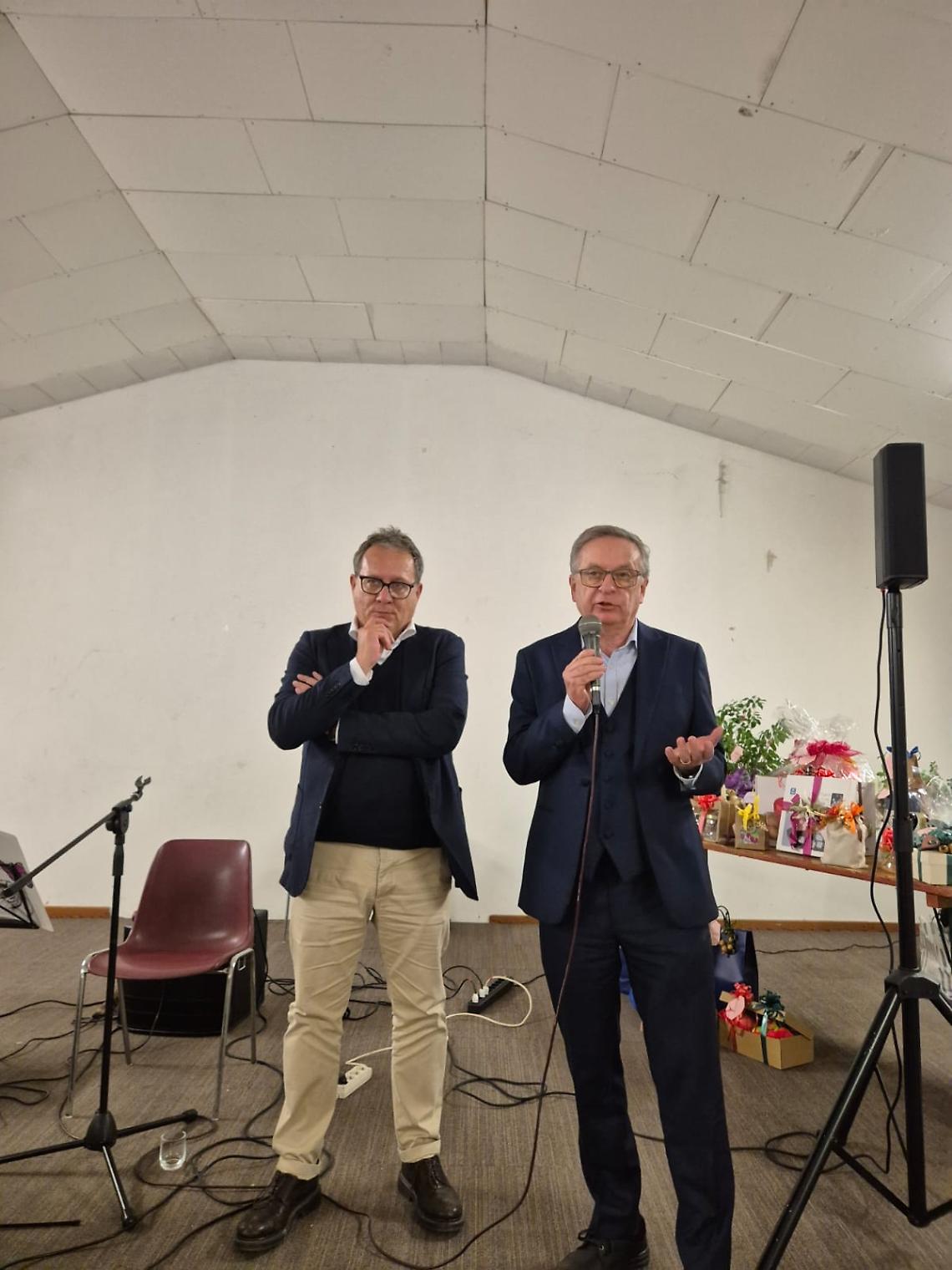 Montorio, fiaccole e silenzio per i Carabinieri uccisi: la commemorazione di Manildo