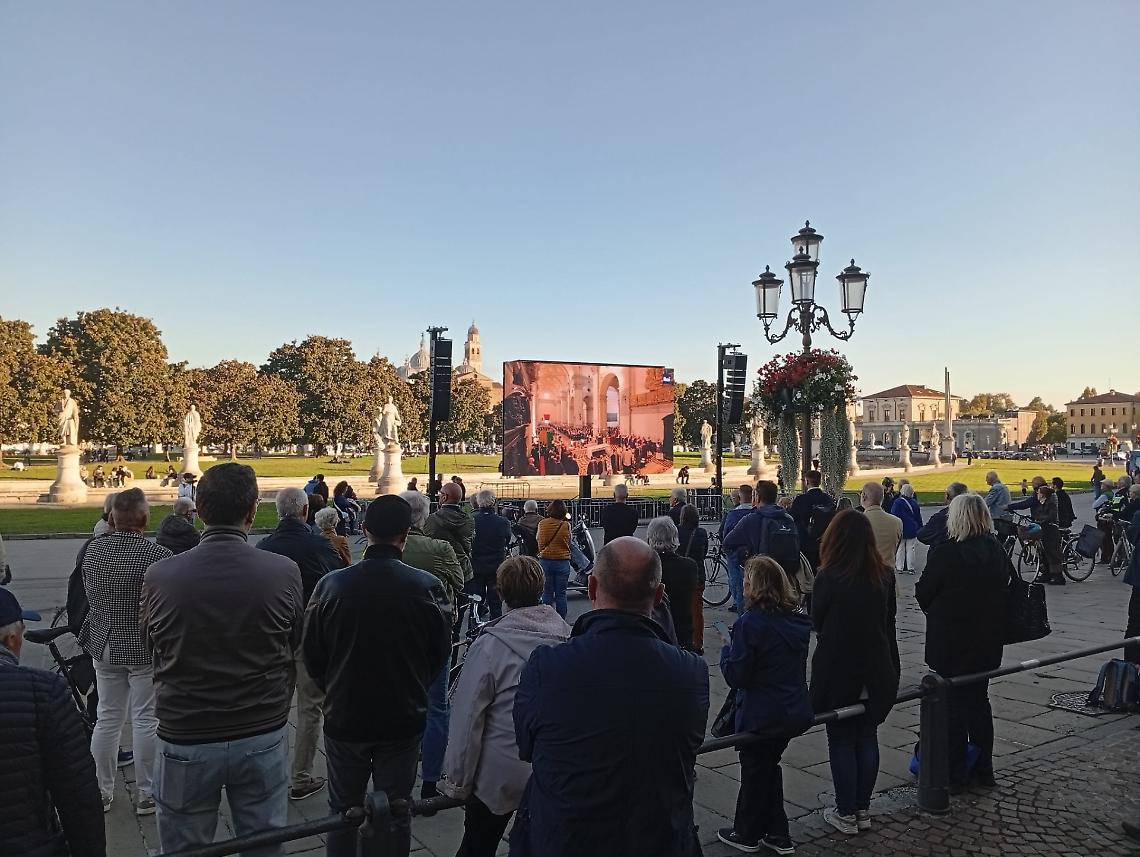 La diretta dei funerali su un mega-schermo in Prato della Valle